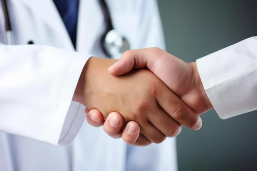 врач жмет руку пациенту после снятия кодировки от алкоголизма