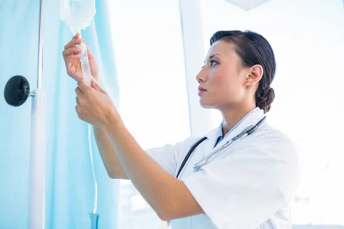 врач ставит капельницу с тиоктовой кислотой