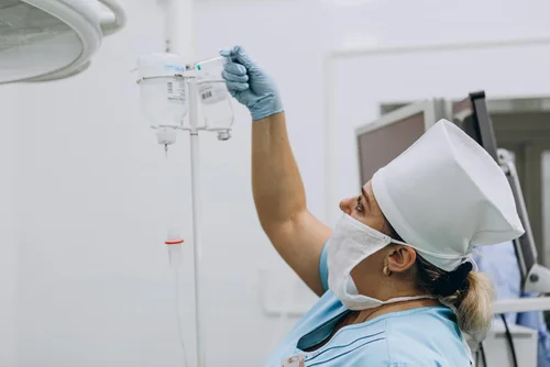 врач устанавливает капельницу трентала